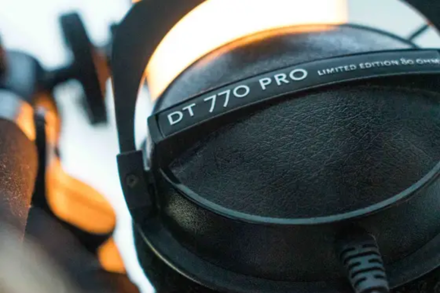 Do Wired Headphones Drain Battery? 